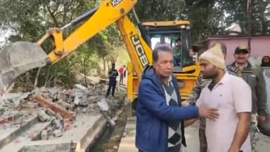 गोरखपुर: शाहपुर थाना क्षेत्र के खरैया पोखरा में अवैध निर्माण पर नगर निगम का बुलडोजर चला