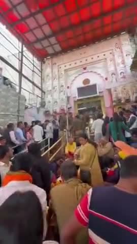 विषय: हनुमान गढ़ी मंदिर में कुप्रबंधन और अनैतिक आचरण पर चिंता

प्रिय अधिकारियों,

मैं हनुमान गढ़ी मंदिर से संबंधित एक मुद्दे पर ध्यान आकर्षित करने