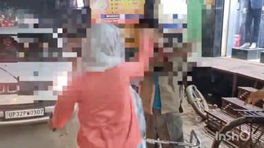 हरदोई: शहर के बड़े चौराहे पर महिला और उसके परिवार ने मनचले को सिखाया सबक, लात-घूंसे और चप्पल से की पिटाई, वीडियो हुआ वायरल