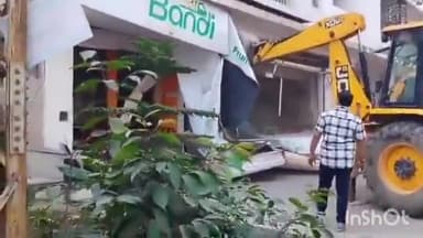 గండిపేట్: మణికొండ లో రెసిడెన్షియల్ నిర్మాణాలకు అనుమతులు పొంది.‌‌. కమర్షియల్ గా వినియోగించుకున్న షెట్టర్ లను కూల్చివేసిన అధికారులు