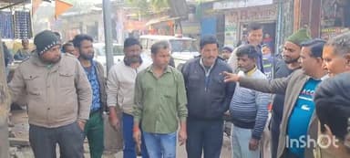 धौलपुर: हरदेव नगर तिराहे से लाल बाजार तक नगर परिषद और ट्रैफिक पुलिस ने हटवाए अतिक्रमण, लोगों से की समझाइश