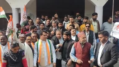 मथुरा: गृहमंत्री की टिप्पणी के विरोध में मथूरा शहर के कांग्रेसी कार्यकर्ताओं ने डीएम कार्यालय पर किया प्रदर्शन, सौंपा ज्ञापन