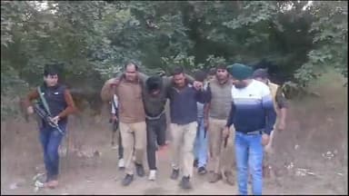 झांसी: सुकूवा ढुकुवा कॉलोनी के जंगल में जेलर पर हमला करने वाले आरोपी से पुलिस की दिनदहाड़े मुठभेड़, आरोपी को लगी गोली