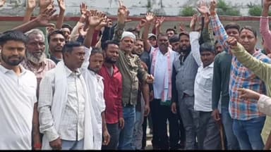 हज़ारीबाग: कांग्रेस कार्यकर्ता संत जेवियर स्कूल हजारीबाग से राजभवन मार्च के लिए रवाना