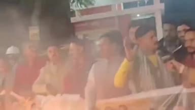 कांके: रांची विश्वविद्यालय के गेट पर भारतीय जनता युवा मोर्चा ने राहुल गांधी का पुतला फूंका