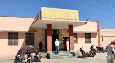 खींवसर: खींवसर के जोधपुर रोड पर सड़क हादसे में अनियंत्रित होकर फिसली बाइक, चालक हुआ घायल