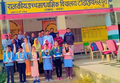 टहला : क्षेत्र के राजकीय उमावि टोडा जयसिंहपुरा के बोर्ड कक्षा परिणाम के प्रतिभा विधार्थी को सरकार से मिले टेबलेट ।