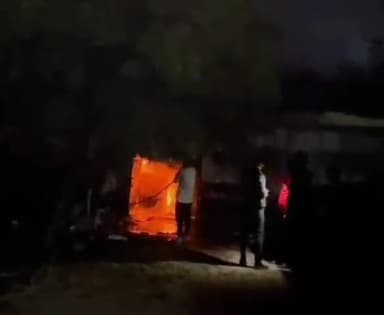 हरदोई: बिलग्राम चुंगी के निकट शुक्ला इलेक्ट्रॉनिक्स के गोदाम में लगी भीषण आग, 5 दमकल गाड़ियों ने पाया काबू, लाखों का नुकसान