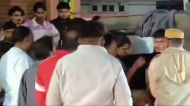 झुंझुनू: शहर के मान नगर में रोड नंबर 2 और 3 के बीच दुकान के विवाद में चार महिलाएं हुईं  चोटिल, पुलिस मौके पर पहुंची