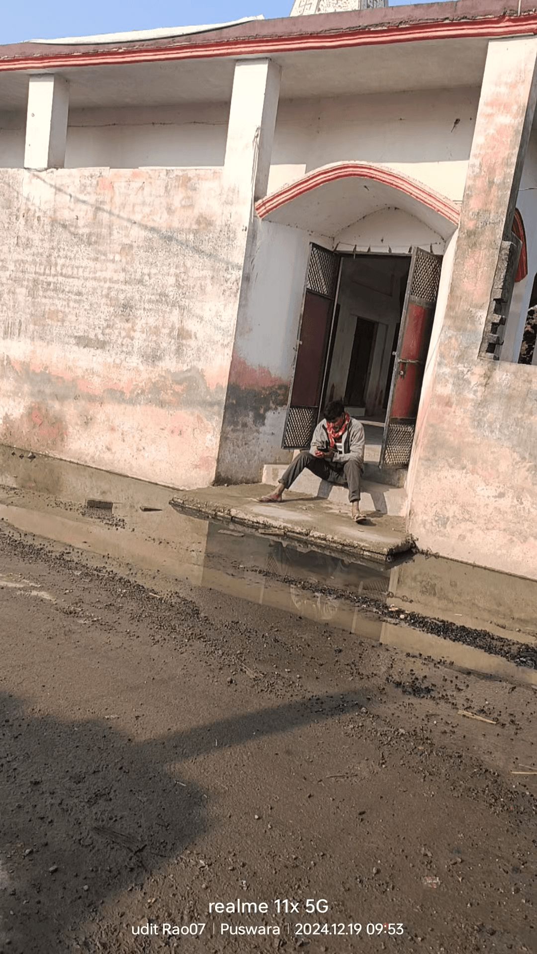 ye vidio puswade ki video hai is gaow ki nali vs raod tutti ja Rai hai or koi sunbai 

#rampur #Rampur #swar #puswada #