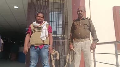 बांका: खेमीचक के पास उत्पाद विभाग ने एक युवक को एक बोतल शराब के साथ गिरफ्तार किया