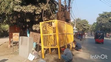 बांका: शहर में सड़क किनारे लगे ट्रांसफार्मर के आस-पास सुरक्षा के लिए फेंसिंग की जा रही है