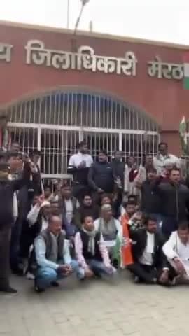 मेरठ: विधानसभा की धेराव के दौरान कांग्रेस कार्यकर्ता की मौत के बाद मेरठ डीएम दफ्तर पर कांग्रेसियों का प्रदर्शन