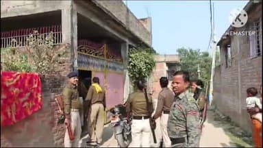 कुढ़नी: मनियारी थाना क्षेत्र में विभिन्न मामलों में फरार अभियुक्त के घर पर कुर्की-जप्ती की गई