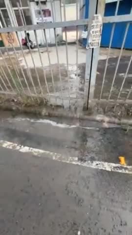 कालकाजी: चिराग दिल्ली में सड़क पर गंदे पानी के बहने पर रमेश बिधूड़ी ने सौरभ भारद्वाज पर हमला बोला