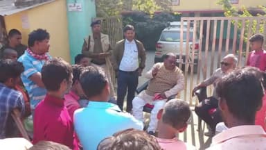 नौतन: धूमनगर कचहरी टोला में स्थानीय विधायक सुनील ने लोगों की समस्याओं का समाधान करने का आश्वासन दिया