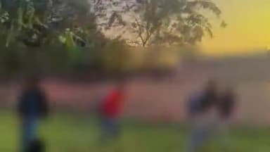 ताजपुर: ताजपुर के एलकेवीडी कॉलेज मैदान में दो युवकों के साथ मारपीट का वीडियो सोशल मीडिया पर वायरल