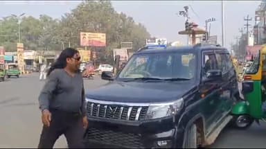 झांसी: इलाइट चौराहे पर स्कॉर्पियो कार चालक ने गरीब ऑटो चालक को पीटा, वीडियो सोशल मीडिया पर हुआ वायरल