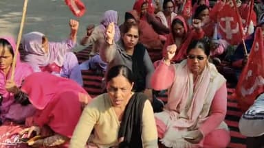 जगाधरी: अपनी मांगों को लेकर आंगनवाड़ी कार्यकर्ताओं ने लघु सचिवालय पर प्रदर्शन किया