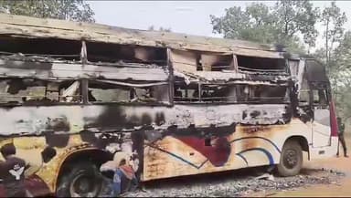 देवसर: स्लीपर कोच बस में आग लगने से बस जलकर खाक, बरगवां पुलिस कर रही जांच