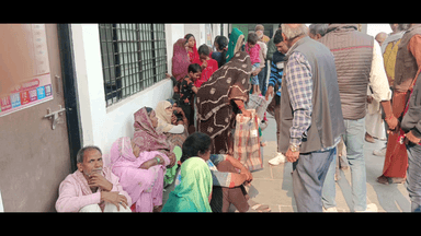 ज्ञानपुर: ज्ञानपुर तहसील में जिलाधिकारी ने गरीबों को वितरित किए कंबल