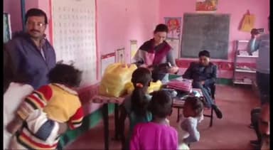 देवेंद्रनगर: BMO डॉ. अभिषेक जैन और टीवीएस के संचालक सानू जैन ने जमुनहाई कला स्कूल में 50 आदिवासी बच्चों को ठंड के स्वेटर वितरित किए