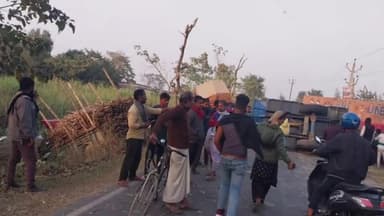 नरकटियागंज: नरकटियागंज के जयमंगलापुर में गन्ना से लदे दो ट्रैक्टर ट्राली पलटने से आवागमन प्रभावित