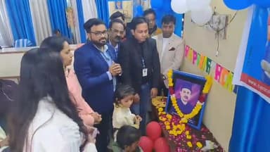 झांसी: सेंट्रल बैंक प्रेम नगर शाखा में बैंक का 114वां स्थापना दिवस, पेंशनरों को शॉल और श्रीफल देकर सम्मानित किया गया