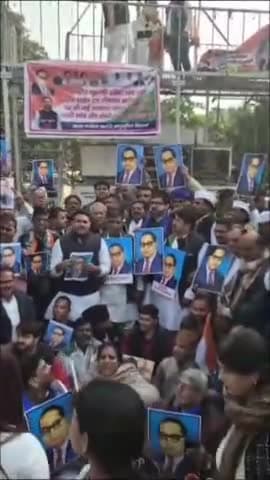 मेरठ: मेरठ के अम्बेडकर चौक पर कांग्रेसियों ने गृहमंत्री अमित शाह की स्थिति को लेकर किया प्रदर्शन