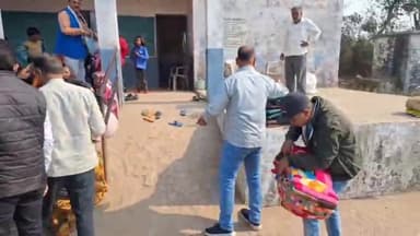 पिपरिया: आदिवासी ग्राम हथनीखापा में 'नेकी की दीवार' का आयोजन, बच्चों और गरीब ग्रामीणों को गरम कपड़े और कंबल वितरित