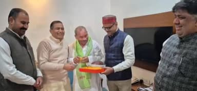 मुरादाबाद: ठाकुर रामवीर सिंह ने पीडब्ल्यूडी गेस्ट हाउस में जनता और कार्यकर्ताओं से की मुलाकात