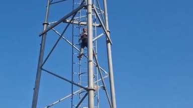 झुंझुनू: सूदखोरों से परेशान होकर मोबाइल टावर पर चढ़ने वाले रोहतास की शिकायत पर 6 दिन बाद 10 जनों के खिलाफ मामला दर्ज