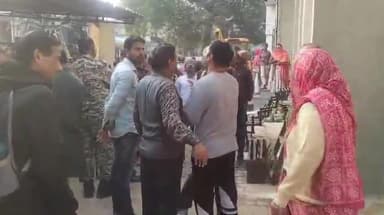 झांसी: अतिक्रमण की शिकायत पर तलैया मोहल्ले पहुंची नगर निगम की टीम, कब्जाधारी और अधिकारी के बीच हुई बहस, वीडियो हुआ वायरल