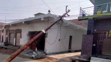 झांसी: नारायण बाग रोड पर भारत गैस एजेंसी के सामने बिजली का खम्बा मकान के ऊपर गिरा, लोग बाल-बाल बचे