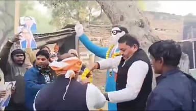 वाराणसी में नेशनल इक्वल पार्टी ने भीमराव आंबेडकर पर अमित शाह के बयान का विरोध करते हुए जलाया पोस्टर