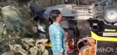 वाडा: चिंचपाडा इथल्या मुंबई अहमदाबाद मार्गावर प्रवासी रिक्षाचा अपघात, प्रवासी जखमी.