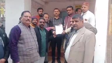 बरेली: डीएम कार्यालय पहुंचकर नाथनगर सुरक्षा समूह ने श्रीगंगा महारानी मंदिर में पूजन और आरती प्रारंभ करने को लेकर दिया ज्ञापन