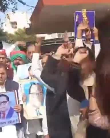 कानपुर: विधायक अमिताभ बाजपेयी ने बाबा साहेब अंबेडकर पर आपत्तिजनक टिप्पणी को लेकर जिलाधिकारी को सौंपा ज्ञापन