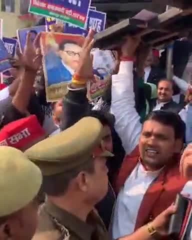 कानपुर: कानपुर के परेड चौराहे पर निकाली गई अमित शाह की प्रतीकात्मक अर्थी, किया गया विरोध प्रदर्शन