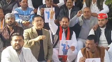 झांसी: सपा ने गृहमंत्री अमित शाह को पद और पार्टी से निष्काशित करने की मांग को लेकर कलेक्ट्रेट में किया प्रदर्शन, सौंपा ज्ञापन