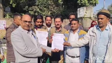 बहराइच: कलेक्ट्रेट स्थित धरना स्थल पर राष्ट्रवादी कांग्रेस पार्टी के पदाधिकारी ने किया प्रदर्शन, सौंपा ज्ञापन