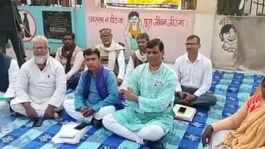 बिहार: आरक्षण बढ़ाओ आंदोलन समिति ने गृह मंत्री अमित शाह के इस्तीफे की मांग को लेकर अस्पताल चौराहे के पास दिया धरना