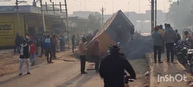 धौलपुर: ओड़ेला रोड पर सीवरेज के गड्ढे में दशा ट्रक, बड़ा हादसा होने से टला