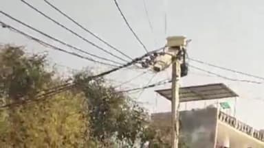 झांसी: खेड़ा बुद्ध विहार में बिजली के खंबे का ऊपरी हिस्सा लटक रहा है, किसी दुर्घटना को दावत