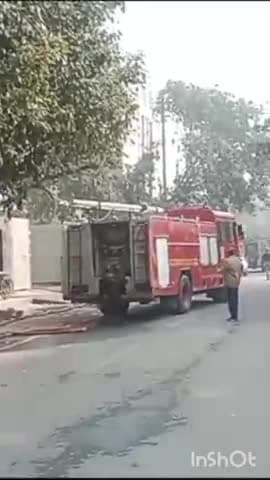 गौतम बुद्ध नगर: सेक्टर 65 में इलेक्ट्रॉनिक पार्ट्स बनाने वाली कंपनी में लगी भीषण आग, मौके पर पहुंची अग्निशमन विभाग की टीम