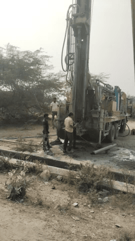 25 फीट पर आया पानी
बनेड़ा ब्लॉक के ग्राम पंचायत मेघरास चौराहे के पास तेजाजी के स्थान पर हुआ बोरवैल