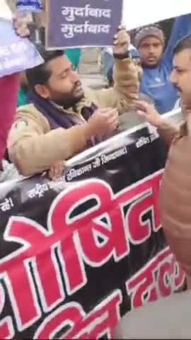 मेरठ: डॉ भीमराव अंबेडकर पर गृहमंत्री अमित शाह की टिप्पणी को लेकर दिल्ली रोड पर शोषित क्रांति दल ने किया प्रदर्शन