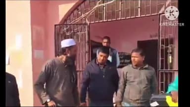 सिंघिया: नीरपुर भररिया गांव के अग्नि पीड़ित परिवार को अंचल कार्यालय में प्लास्टिक सीट दी गई