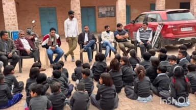 मूंडवा: खरनाल गांव के राजकीय विद्यालय में भामाशाहों ने जरूरतमंद बच्चों को स्वेटर वितरित किए