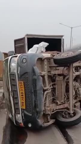 फरीदाबाद: फरीदाबाद-दिल्ली-मथुरा हाईवे पर टायर फटने से छोटा हाथी पलटा